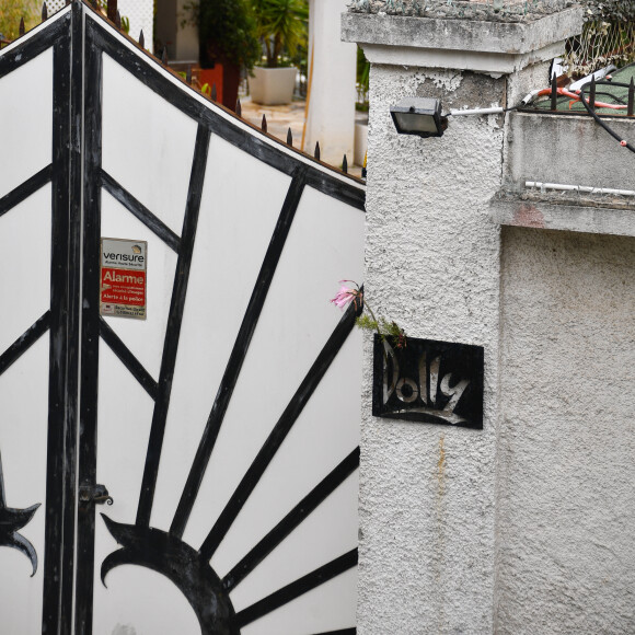 Annie Cordy - Les fans se recueillent devant sa maison, chemin du Séminaire à Vallauris. © Lionel Urman / Bestimage