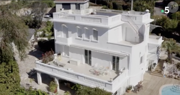 Capture d'écran de l'émission Une maison, une artiste consacrée à la demeure d'Annie Cordy, une sublime propriété blanche à Cannes avec vue sur la côté d'Azur