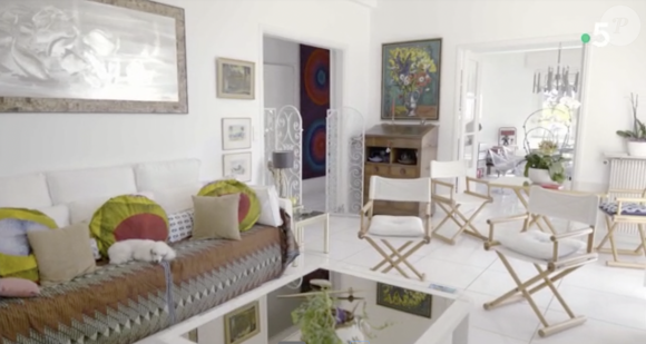 Capture d'écran de l'émission Une maison, une artiste consacrée à la demeure d'Annie Cordy, une sublime propriété blanche à Cannes avec vue sur la côté d'Azur