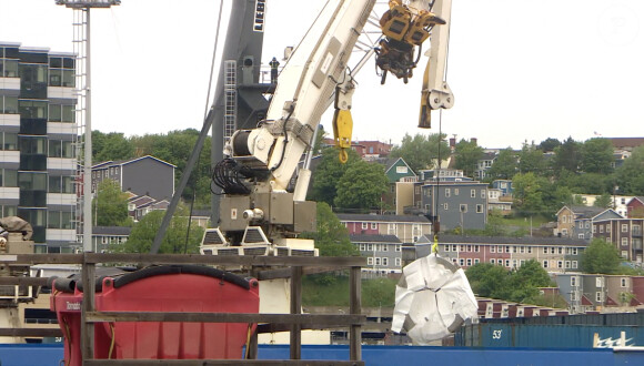 Depuis le vaisseau-mère, elle a pu les voir descendre dans le sous-marin.
Image de CBC News lors du repêchage des morceaux du sous-marin Titan après son implosion dans les eaux du Canada.