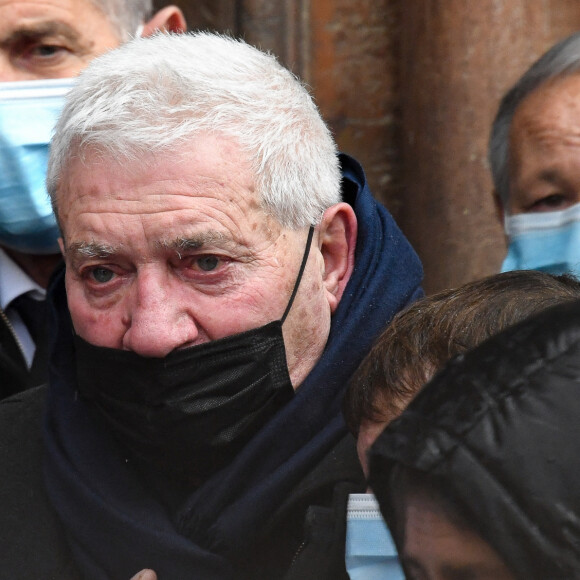 Jean-Marie Dominici ( père de Christophe) - Obsèques de Christophe Dominici en l'église Saint-Louis à Hyères. Des portraits géants de l'enfant de Solliès ornent l'entrée de l’église tandis que quatre registres de condoléances ont été installés sur le parvis où chacun peut venir écrire quelques mots pour le rugbyman. Hyères le 4 décembre 2020. © Lionel Urman / Bestimage