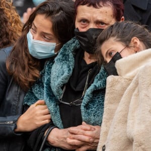 Nicole Dominici ( mère de Christophe) et ses petites-filles Kiara et Mya (filles de Christophe) et Loretta Denaro ( femme de Christophe) - Sorties - Obsèques du rugbyman Christophe Dominici en l'église Saint-Louis de Hyères le 4 décembre 2020 © Patrick Carpentier / Bestimage