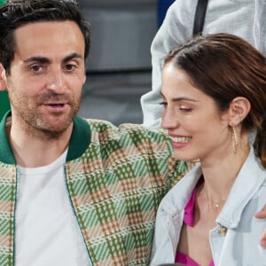 Camille Combal et sa femme Marie en tribunes lors des Internationaux de France de tennis de Roland Garros 2023, à Paris, France, le 6 juin 2023. © Jacovides-Moreau/Bestimage 