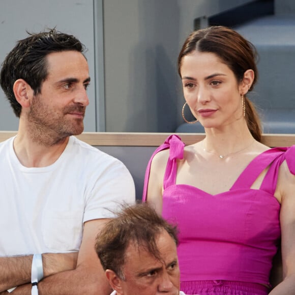 Depuis sept ans, Camille Combal et son épouse Marie Treille Stefani forment un couple inébranlable. 
Camille Combal et sa femme Marie en tribunes lors des Internationaux de France de tennis de Roland Garros 2023, à Paris, France, le 6 juin 2023. © Jacovides-Moreau/Bestimage 