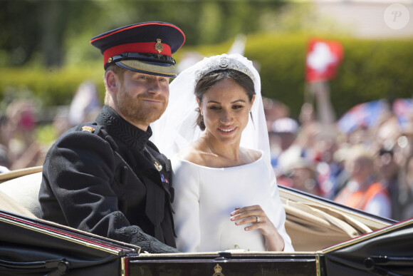 Le prince Harry, duc de Sussex, et Meghan Markle, duchesse de Sussex, en calèche à la sortie du château de Windsor après leur mariage le 19 mai 2018 