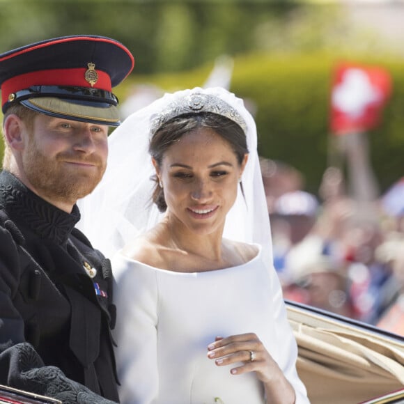 Le prince Harry, duc de Sussex, et Meghan Markle, duchesse de Sussex, en calèche à la sortie du château de Windsor après leur mariage le 19 mai 2018 