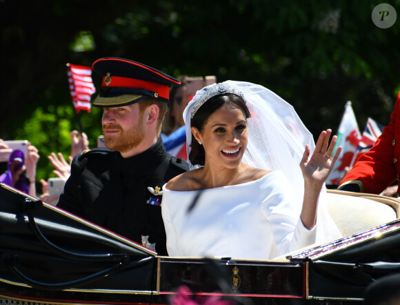 Le prince Harry, duc de Sussex, et Meghan Markle, duchesse de Sussex, en calèche à la sortie du château de Windsor après leur mariage le 19 mai 2018. 