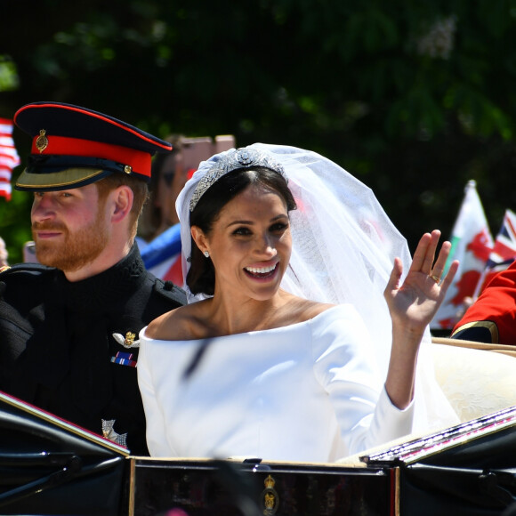 Le prince Harry, duc de Sussex, et Meghan Markle, duchesse de Sussex, en calèche à la sortie du château de Windsor après leur mariage le 19 mai 2018. 