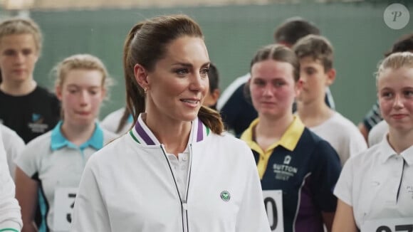 Heureusement, depuis, elle s'est bien rattrapée ! 
Catherine (Kate) Middleton, princesse de Galles et Roger Federer rencontrent les ramasseurs de balles de Wimbledon, à Londres, Royaume Uni, le 26 juin 2023. 