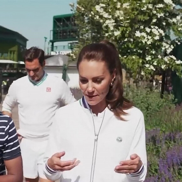 Catherine (Kate) Middleton, princesse de Galles et Roger Federer rencontrent les ramasseurs de balles de Wimbledon, à Londres, Royaume Uni, le 26 juin 2023. 