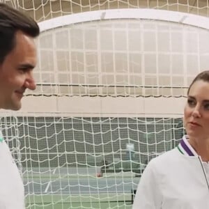 Catherine (Kate) Middleton, princesse de Galles et Roger Federer rencontrent les ramasseurs de balles de Wimbledon, à Londres, Royaume Uni, le 26 juin 2023. 