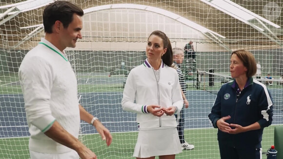 Catherine (Kate) Middleton, princesse de Galles et Roger Federer rencontrent les ramasseurs de balles de Wimbledon, à Londres, Royaume Uni, le 26 juin 2023. 