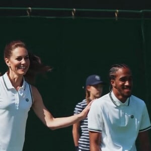 Catherine (Kate) Middleton, princesse de Galles et Roger Federer rencontrent les ramasseurs de balles de Wimbledon, à Londres, Royaume Uni, le 26 juin 2023. 