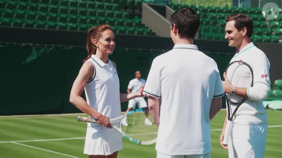 Catherine (Kate) Middleton, princesse de Galles et Roger Federer rencontrent les ramasseurs de balles de Wimbledon, à Londres, Royaume Uni, le 26 juin 2023. 