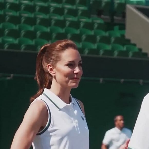 Catherine (Kate) Middleton, princesse de Galles et Roger Federer rencontrent les ramasseurs de balles de Wimbledon, à Londres, Royaume Uni, le 26 juin 2023. 