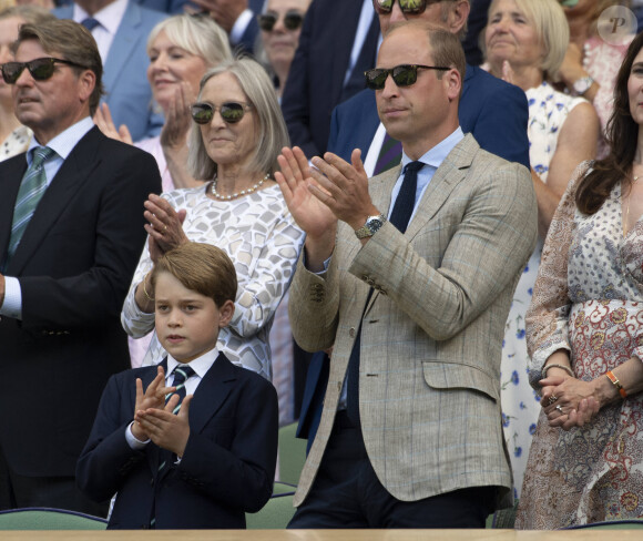 Le prince George de Cambridge, le prince William, duc de Cambridge - Catherine (Kate) Middleton remet le trophée à Novak Djokovic, vainqueur du tournoi de Wimbledon le 10 juillet 2022. 