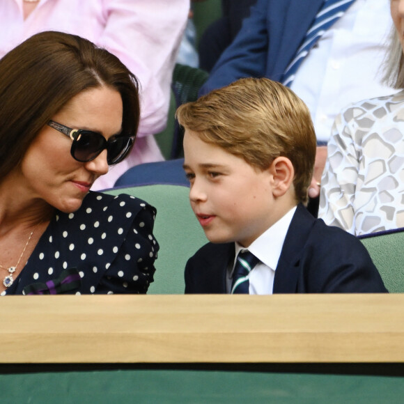 Son fils qui vient avec elle, désormais, à Wimbledon ! 
Le prince William, duc de Cambridge, et Catherine (Kate) Middleton, duchesse de Cambridge, avec le prince George de Cambridge dans les tribunes de la finale du tournoi de Wimbledon, le 10 juillet 2022. © Ray Tang/Zuma Press/Bestimage 