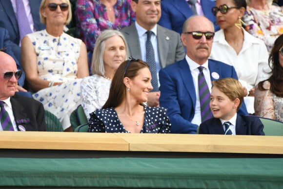 Le prince William, duc de Cambridge, et Catherine (Kate) Middleton, duchesse de Cambridge, avec le prince George de Cambridge dans les tribunes de la finale du tournoi de Wimbledon, le 10 juillet 2022. 