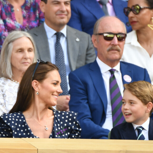 Le prince William, duc de Cambridge, et Catherine (Kate) Middleton, duchesse de Cambridge, avec le prince George de Cambridge dans les tribunes de la finale du tournoi de Wimbledon, le 10 juillet 2022. 