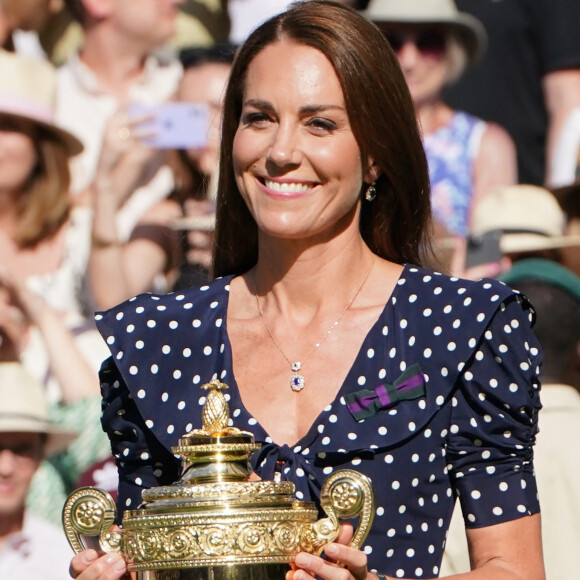 Kate Middleton est une grande fan de Wimbledon.  
Catherine (Kate) Middleton, duchesse de Cambridge remet le trophée à Novak Djokovic, vainqueur du tournoi de Wimbledon face à Nick Kyrgios. 