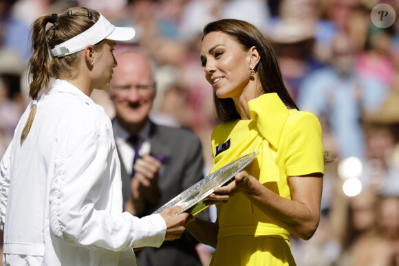 Catherine (Kate) Middleton, duchesse de Cambridge, remet le trophée à E.Rybakina après la finale dame du tournoi de Wimbledon au All England Lawn Tennis and Croquet Club à Londres, Royaume Uni, le 9 juillet 2022. 