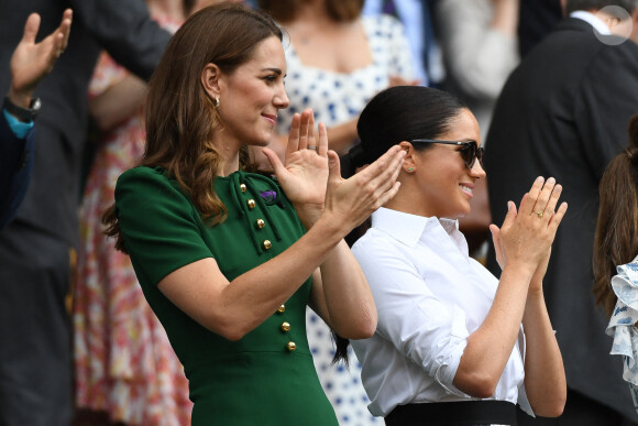 Catherine (Kate) Middleton, duchesse de Cambridge, Meghan Markle, duchesse de Sussex, sont dans les tribunes lors de la finale femme de Wimbledon "Serena Williams - Simona Halep (2/6 - 2/6) à Londres le 13 juillet 2019. © Chryslène Caillaud / Panoramic / Bestimage 