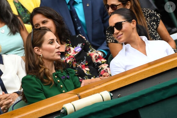 Catherine (Kate) Middleton, duchesse de Cambridge, Meghan Markle, duchesse de Sussex, sont dans les tribunes lors de la finale femme de Wimbledon "Serena Williams - Simona Halep (2/6 - 2/6) à Londres le 13 juillet 2019. © Chryslène Caillaud / Panoramic / Bestimage 