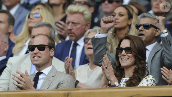 Le prince William, duc de Cambridge et Catherine Kate Middleton, la duchesse de Cambridge assistent à la finale hommes Andy Murray contre Milos Raonic du tournoi de tennis de Wimbledon à Londres, le 10 juillet 2016. 