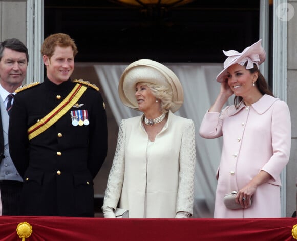 En effet, elle était très enceinte de son premier enfant. 
Le Prince Harry, Camilla Parker Bowles, duchesse de Cornouailles, La Duchesse de Cambridge, Catherine Kate Middleton, enceinte - La famille royale d'Angleterre lors de la parade "Trooping the Colour" a Londres. Trooping the Colour (le "salut aux couleurs") est une parade militaire annuelle celebrant l'anniversaire officiel du souverain britannique depuis 1748. Au Royaume-Uni, la revue porte egalement le nom de "The Queen's Birthday Parade" (le "defile pour l'anniversaire de la reine") 