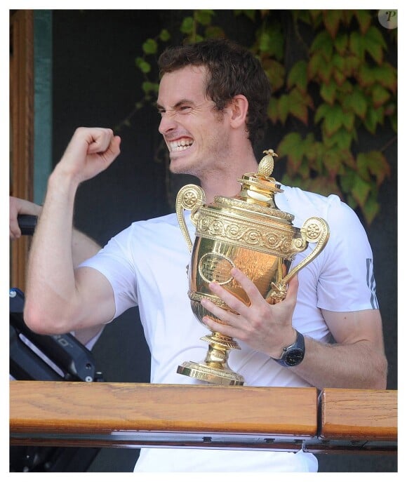Andy Murray remporte le tournoi de tennis de Wimbledon en battant Novak Djokovic a Londres le 7 juillet 2013. 