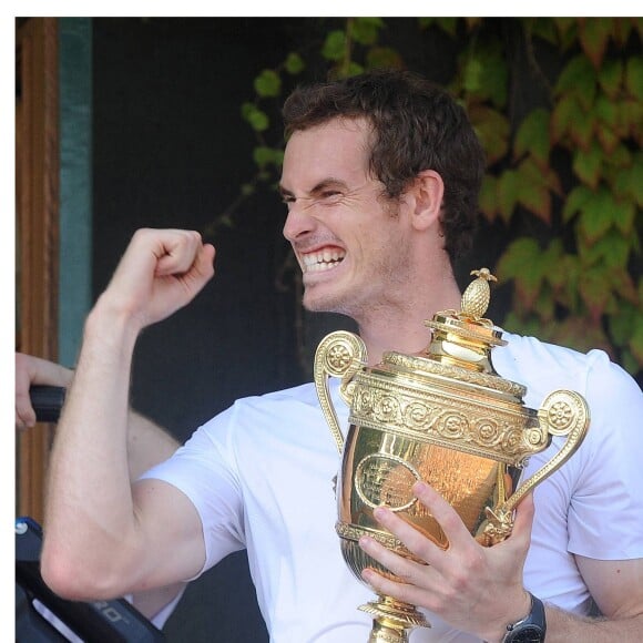 Andy Murray remporte le tournoi de tennis de Wimbledon en battant Novak Djokovic a Londres le 7 juillet 2013. 