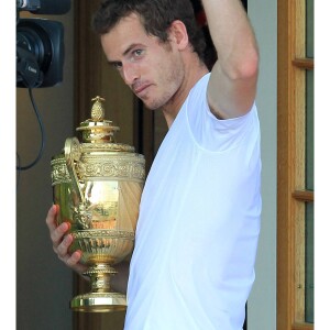 Elle avait donc loupé Andy Murray vainqueur du tournoi. 
Andy Murray remporte le tournoi de tennis de Wimbledon en battant Novak Djokovic a Londres le 7 juillet 2013. 