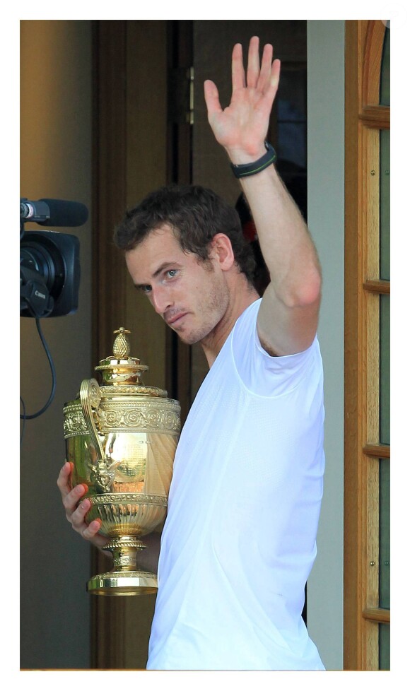 Elle avait donc loupé Andy Murray vainqueur du tournoi. 
Andy Murray remporte le tournoi de tennis de Wimbledon en battant Novak Djokovic a Londres le 7 juillet 2013. 