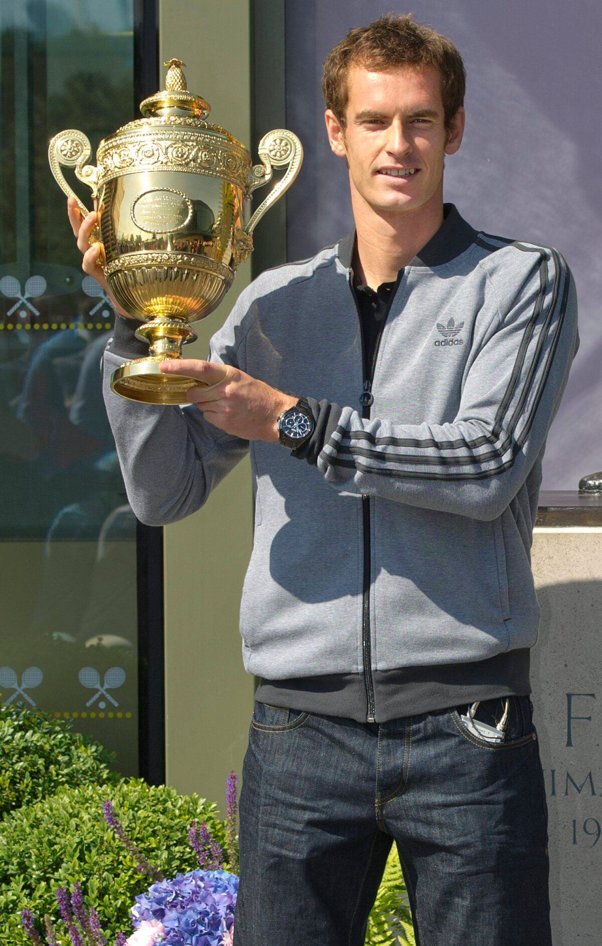 Photo : Andy Murray pose avec le trophee du tournoi de Wimbledon devant ...
