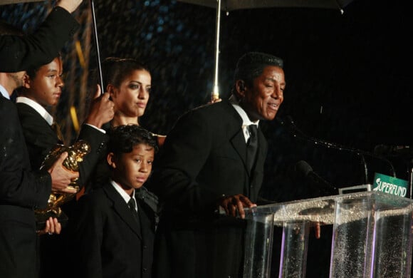 Jaafar Jackson, à gauche sur la photo, cousin des enfants de Michael Jackson avec son frère Jermajesty, et leur père Jermain en juillet 2009