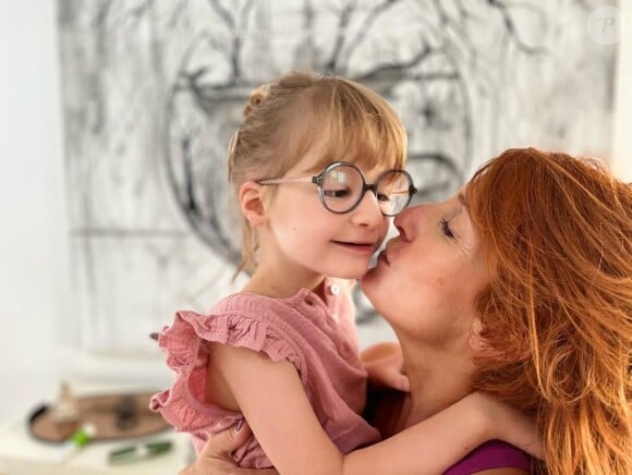 Il y a Romane, âgée de 10 ans, et Violette, âgée de 7 ans et demi.
Anne-Claire Moser et sa fille Violette.