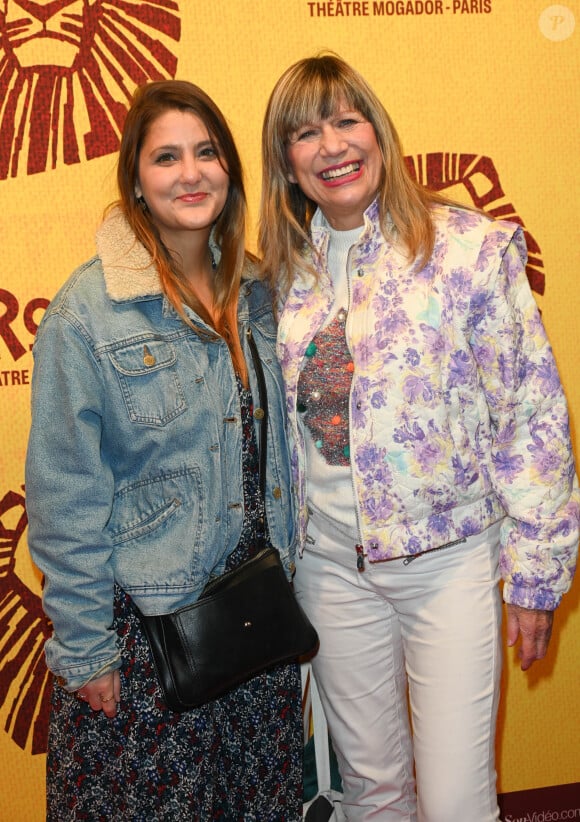 Daisy D'Alba a dû subir une opération pour soigner son Lipoedème
La chanteuse Stone (Annie Gautrat) et sa fille Daisy D'Alba - People lors de la générale de la comédie musicale "Le Roi Lion" au théâtre Mogador à Paris le 11 novembre 2021. © Coadic Guirec/Bestimage