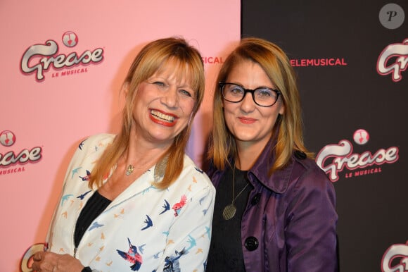 Daisy D'Alba s'est fait retirer les excès de graisses qui s'accumulaient dans son corps
La chanteuse Stone (Annie Gautrat) et sa fille Daisy - Générale de la comédie musicale "Grease" au Théâtre Mogador à Paris le 28 septembre 2017. © Coadic Guirec/Bestimage