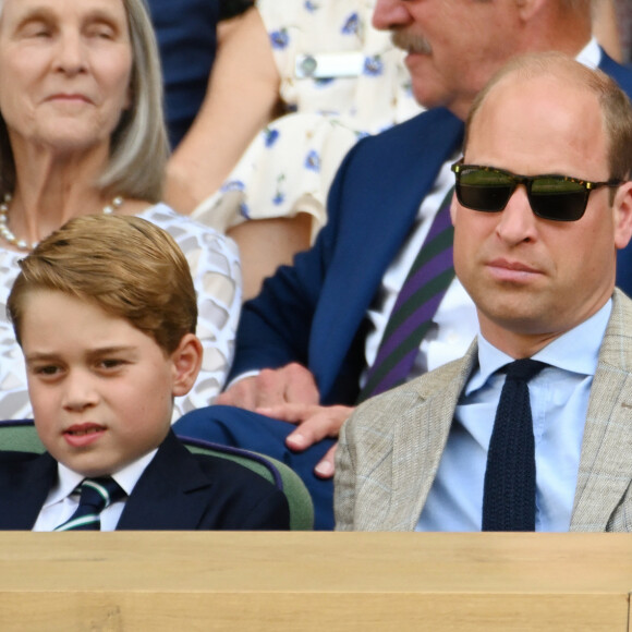 Le prince William, duc de Cambridge, et Catherine (Kate) Middleton, duchesse de Cambridge, avec le prince George de Cambridge dans les tribunes de la finale du tournoi de Wimbledon, le 10 juillet 2022. © Ray Tang/Zuma Press/Bestimage 