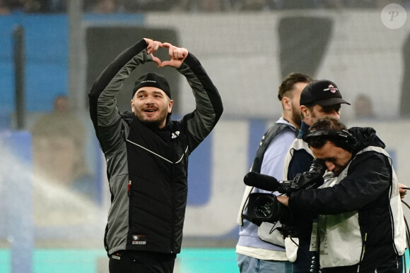 Le rappeur marseillais Jul lors du mMatch de championnat de Ligue 1 Uber Eats opposant l'Olympique Marseille (OM) au FC Lorient at Stade Velodrome à Marseille, France, le 14 janvier 2023. OM won 3-1. © Norbert Scanella/Panoramic/Bestimage 