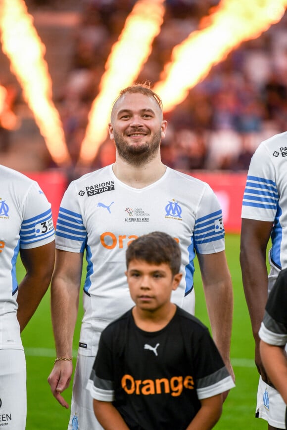 Le rappeur Jul - Match des héros entre l'équipe OM Legends et l'équipe UNICEF au stade Orange Velodrome à Marseille le 13 octobre 2021. Soutenu par la Fondation D. Drogba, Orange et l'Olympique de Marseille, l'Unicef a organisé cette rencontre afin de financer un projet d'accès à l'éducation en Côte d'Ivoire. La Team OM de légende s'impose 7-4 au stade Vélodrome face à la Team Unicef. © Jean-René Santini/Bestimage