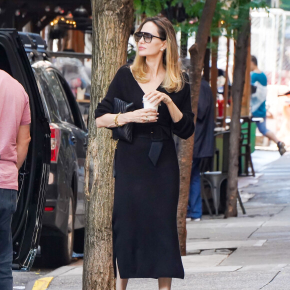 Angelina Jolie profite d'un bon café à New York