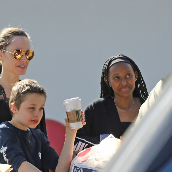 Exclusif -  Angelina Jolie fait des courses avec ses enfants, Zahara et les jumeaux Knox et Vivienne au Nouveau-Mexique, Etats-Unis, le 15 mai 2019.