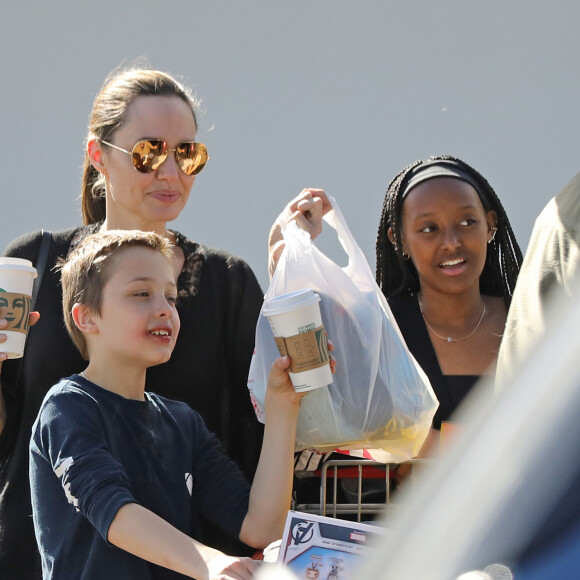 Enfin, un autre aliment, plutôt succulent, mais assez impensable est à ajouter à votre petit déjeuner pour vous éviter les fringales. 
Exclusif - Angelina Jolie fait des courses avec ses enfants, Zahara et les jumeaux Knox et Vivienne au Nouveau-Mexique, Etats-Unis, le 15 mai 2019.