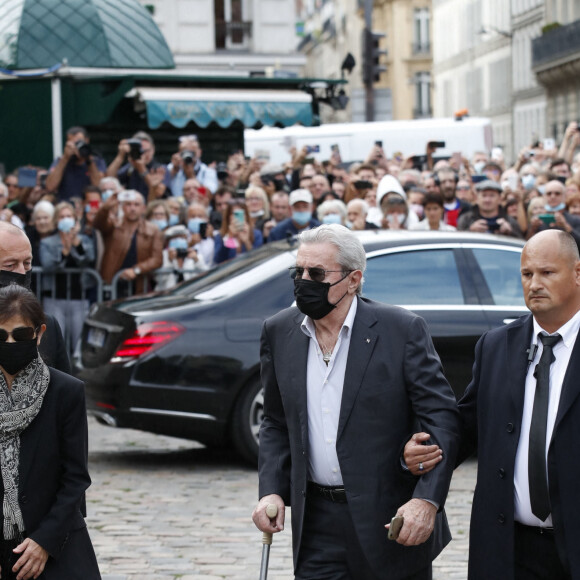 Hiromi Rolin et Alain Delon - Obsèques de Jean-Paul Belmondo en en l'église Saint-Germain-des-Prés, à Paris le 10 septembre 2021. © Cyril Moreau / Bestimage