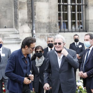 Alain Delon et son fils Anthony - Obsèques de Jean-Paul Belmondo en en l'église Saint-Germain-des-Prés, à Paris le 10 septembre 2021. © Cyril Moreau / Bestimage