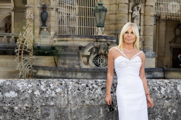 Donatella Versace - Défilé de mode automne-hiver 2024 Haute-Couture "Valentino" au château de Chantilly, lors de la fashion week de Paris. Le 5 juillet 2023. © Olivier Borde / Bestimage