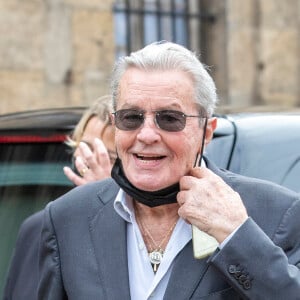 Alain Delon - Obsèques de Jean-Paul Belmondo en en l'église Saint-Germain-des-Prés, à Paris le 10 septembre 2021. © Cyril Moreau / Bestimage 