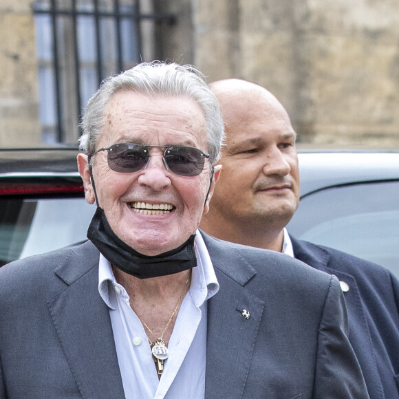 Alain Delon - Obsèques de Jean-Paul Belmondo en en l'église Saint-Germain-des-Prés, à Paris le 10 septembre 2021. © Cyril Moreau / Bestimage 