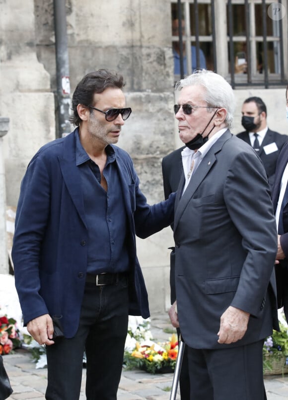 Alain Delon et son fils Anthony - Obsèques de Jean-Paul Belmondo en l'église Saint-Germain-des-Prés, à Paris le 10 septembre 2021. © Cyril Moreau / Bestimage 